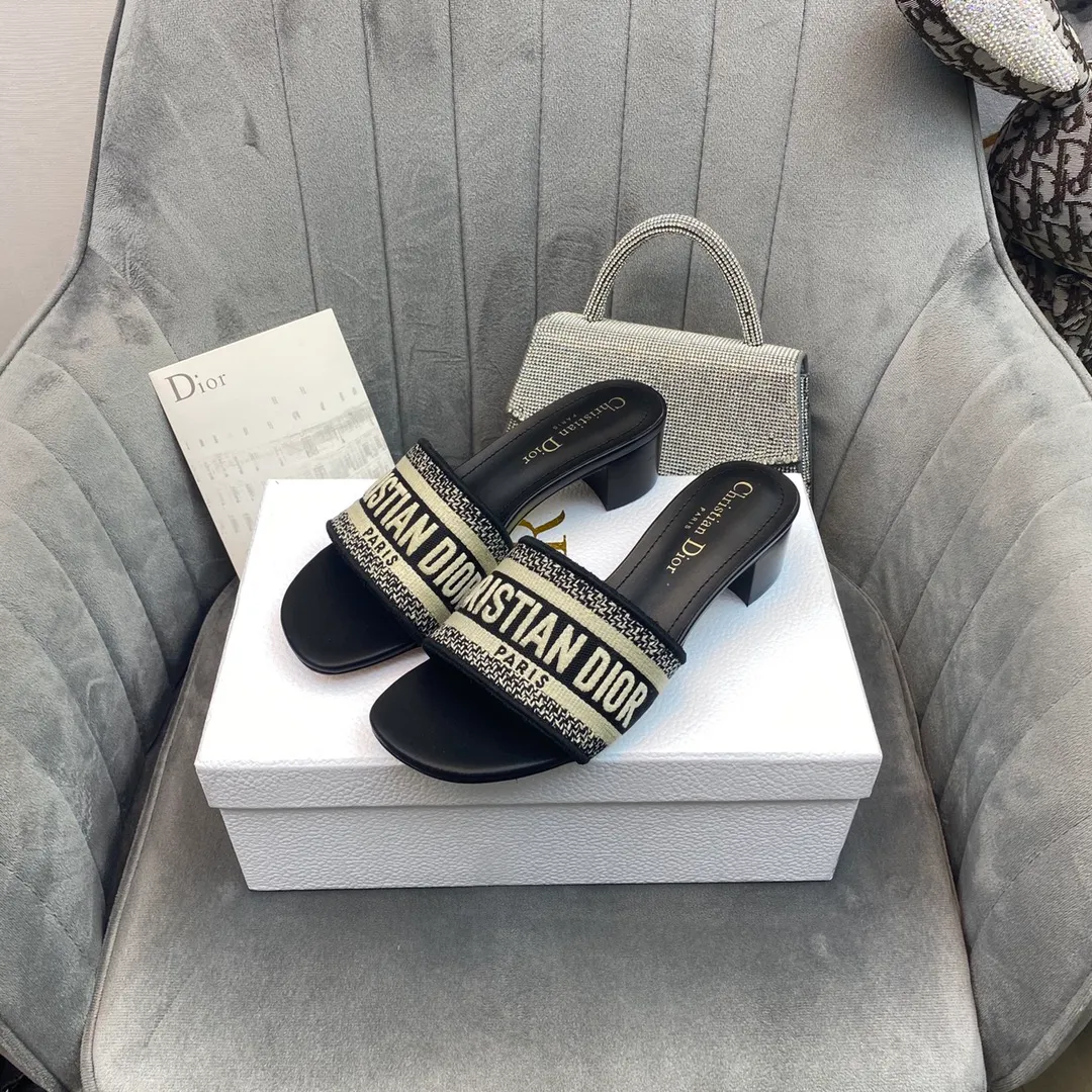 👟👟Ex-factory price 380👟👟 Women's shoes Women's clothing Dior Dior 2021 DWAY early spring new flip-flops women's shoes CD letter logo three-dimensional embroidery flat sandals Round toe thick heel jelly color slingback slippers The top version on the market Material: upper original consistent high-temperature water-soluble cotton electro-embroidery technology fabric + water-dyed sheepskin lining + Italian leather outsole Heel height: flat/4.5CM size: 34-43 (34.40.41.42.43 is custom-made and cannot be returned or exchanged)